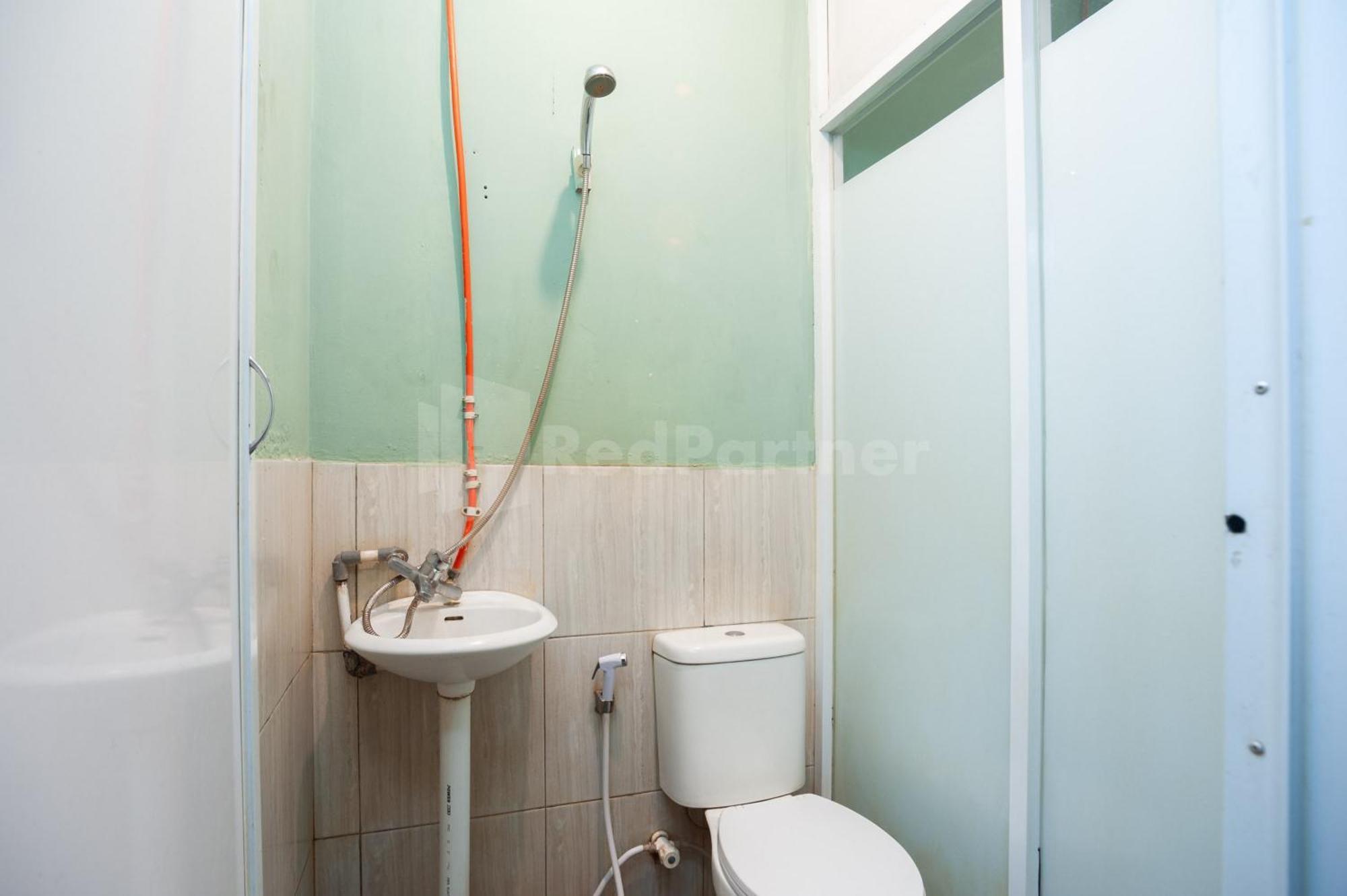J&B Rooms Pramuka Jakarta Mitra Reddoorz Экстерьер фото